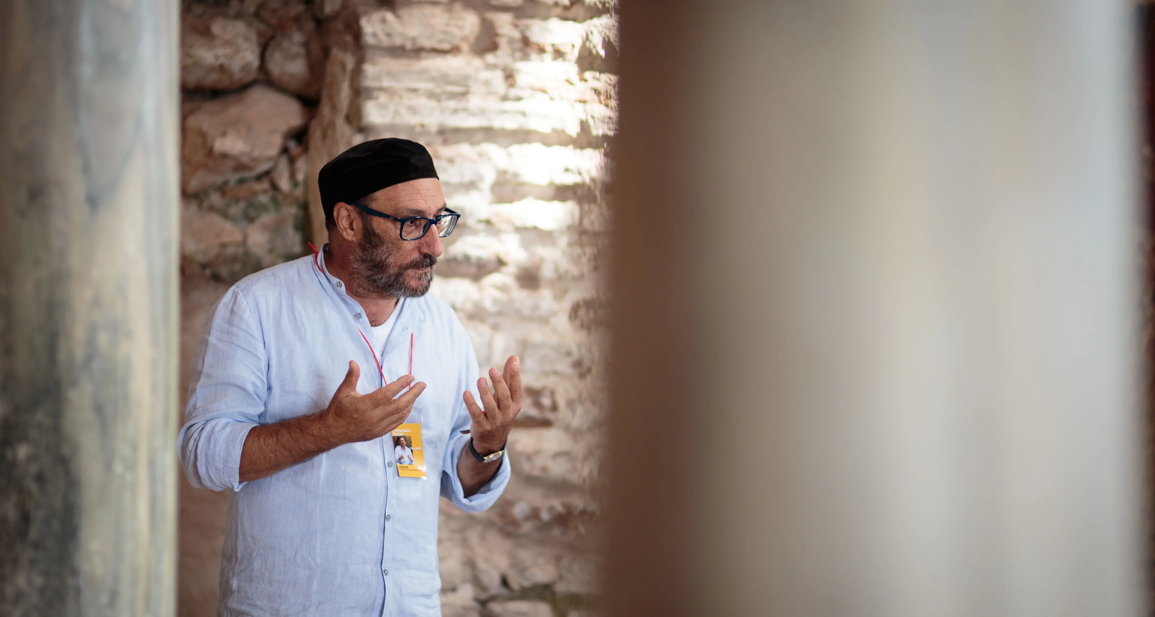 La terra che ricorda: Francesco Cuteri racconta il paesaggio di Virgilio Piccari in mostra al San Giovanni\n