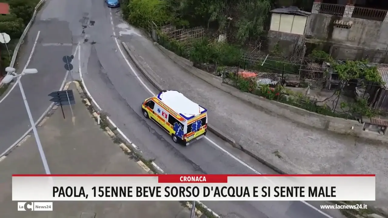Paola, 15enne beve sorso d'acqua e si sente male