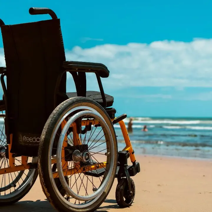 Accessibilità negata sulle spiagge del Vibonese, Associazione Coscioni e famiglie di persone disabili diffidano molti Comuni: «Ora basta»\n