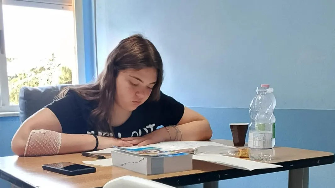 Fatima Arena durante le prove scritte in ospedale