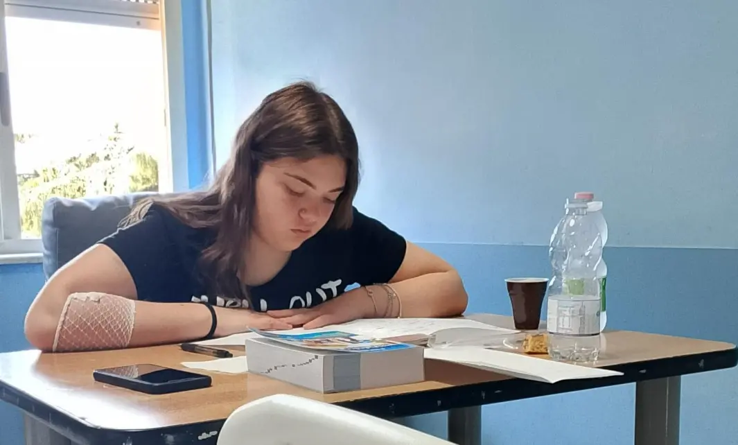 Esami di terza media dall'ospedale, Fatima torna a sorridere: «Ha affrontato tutto con un coraggio straordinario»\n
