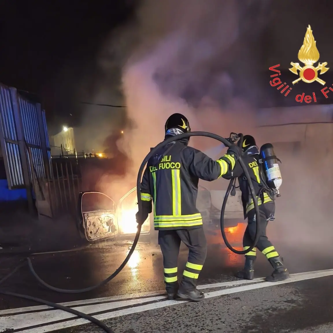 Paura nella notte a Catanzaro: auto finisce contro un muretto e prende fuoco, salvo il conducente\n
