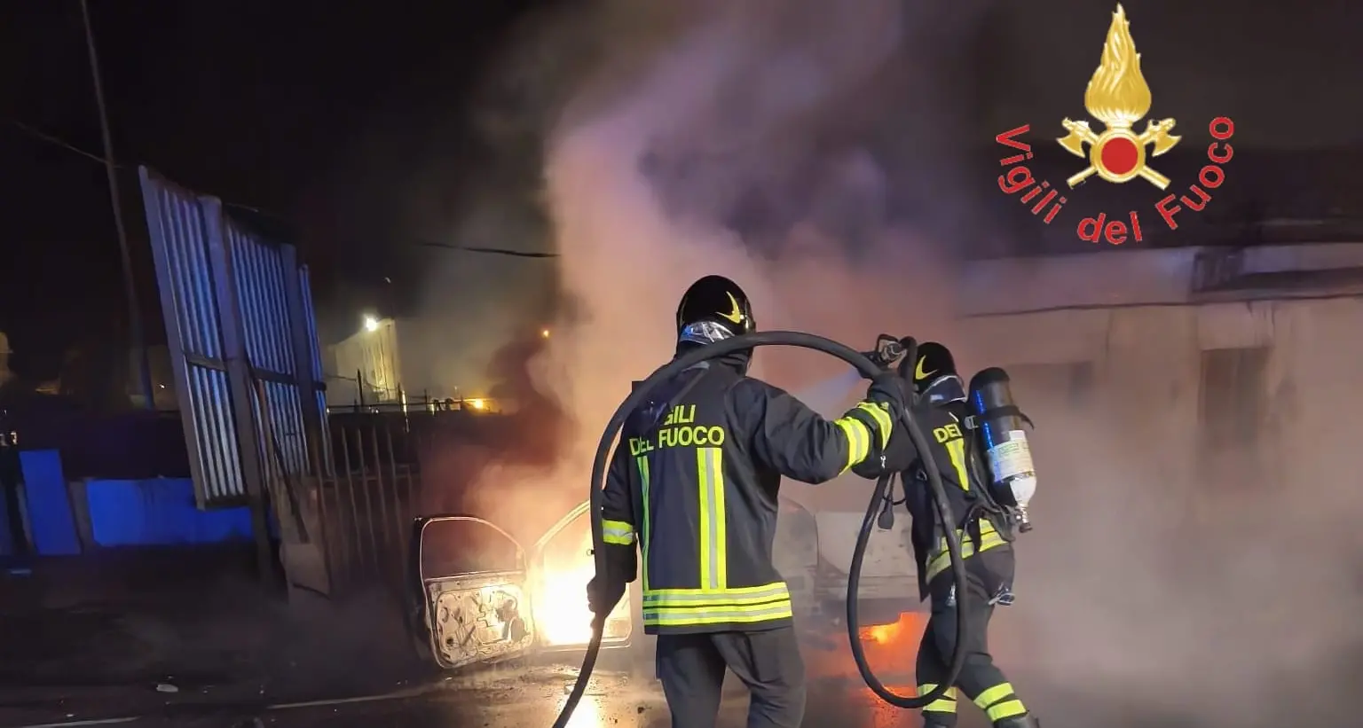 Paura nella notte a Catanzaro: auto finisce contro un muretto e prende fuoco, salvo il conducente\n