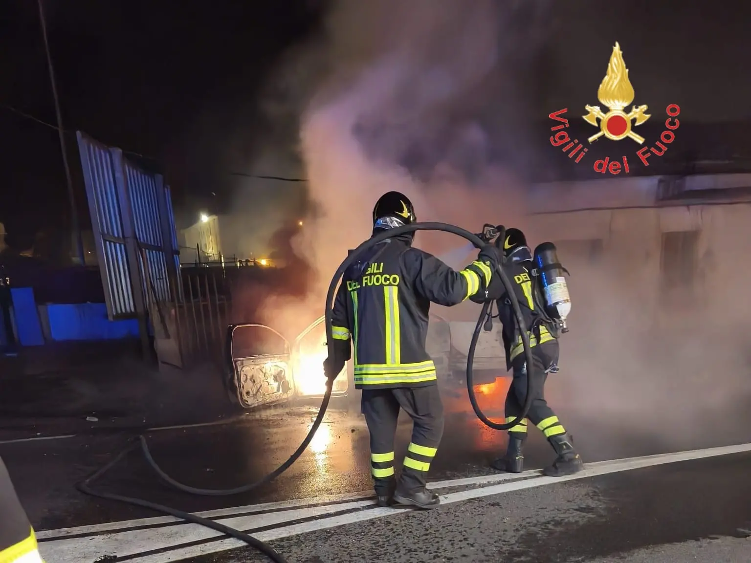Paura nella notte a Catanzaro: auto finisce contro un muretto e prende fuoco, salvo il conducente\n