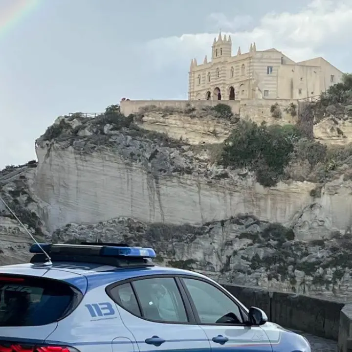 Tropea, controlli straordinari della polizia: 558 persone identificate e una denuncia per detenzione di droga ai fini di spaccio\n
