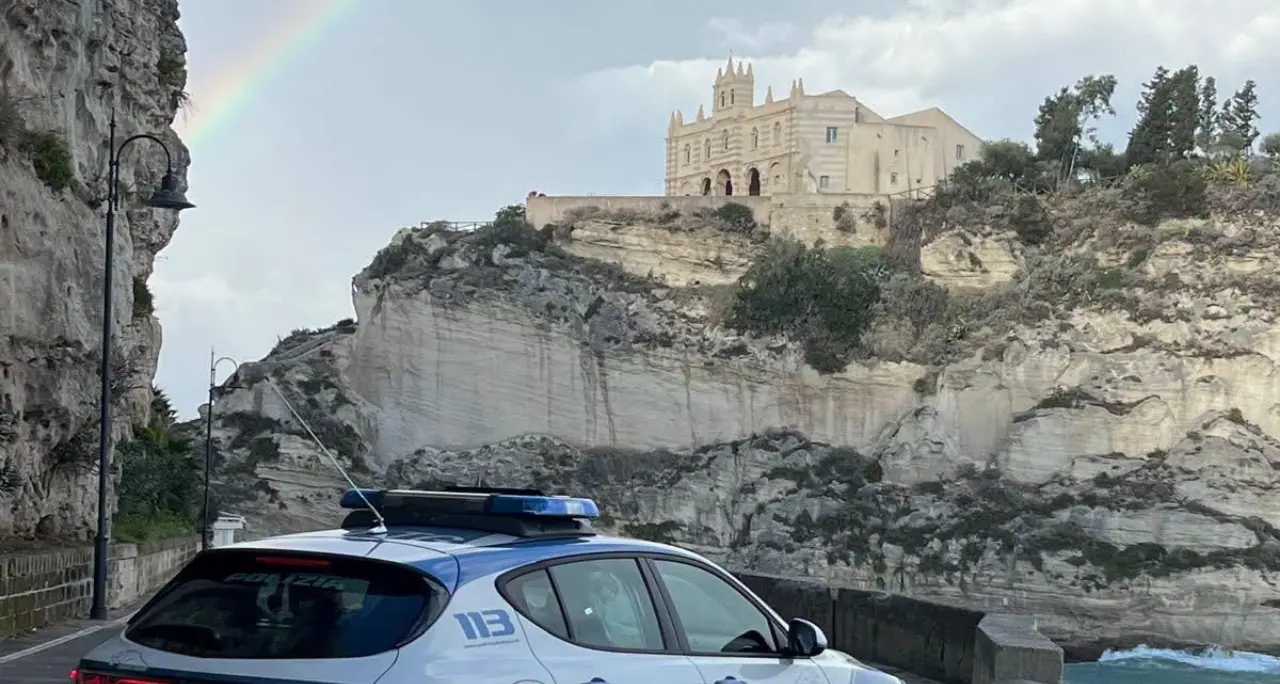 Tropea, controlli straordinari della polizia: 558 persone identificate e una denuncia per detenzione di droga ai fini di spaccio\n