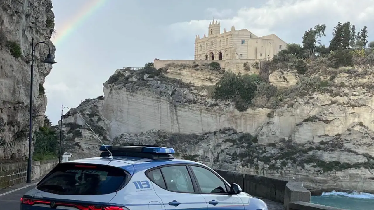 Tropea, controlli straordinari della polizia: 558 persone identificate e una denuncia per detenzione di droga ai fini di spaccio\n