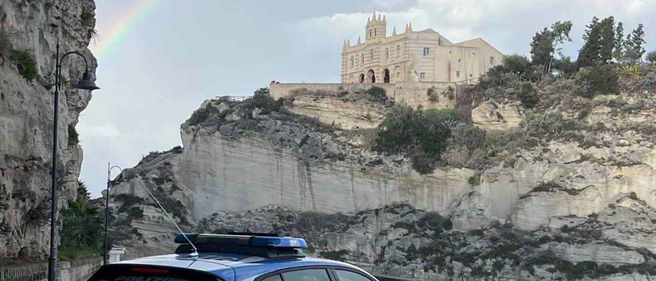 Tropea, controlli straordinari della polizia: 558 persone identificate e una denuncia per detenzione di droga ai fini di spaccio\n