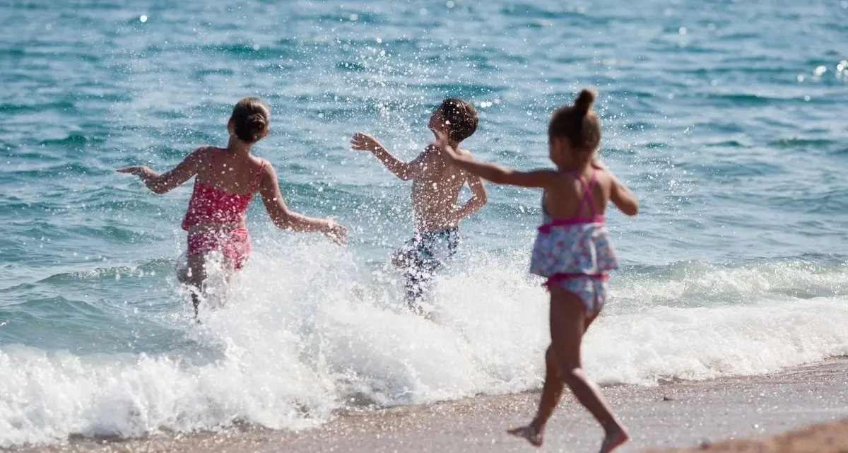 Bambini in vacanza, genitori al lavoro: l’estate delle famiglie calabresi tra nuove esigenze e costi sempre più pesanti\n
