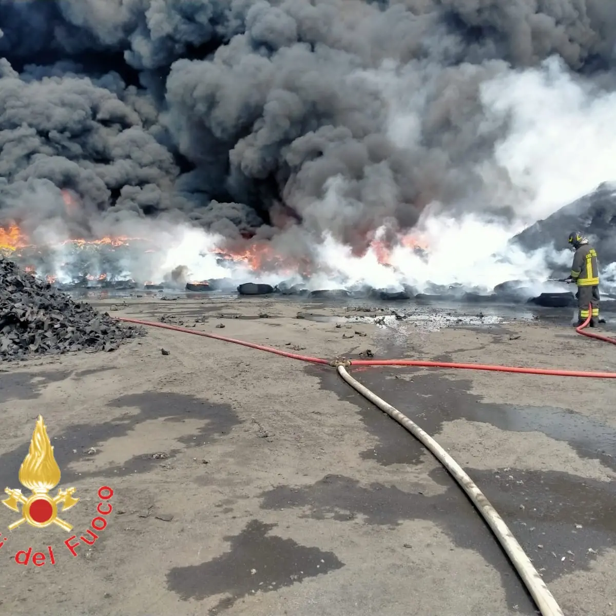 Maxi incendio ex Sir di Lamezia, Arpacal: picchi di sostanze tossiche, ecco cosa c’era nell’aria\n