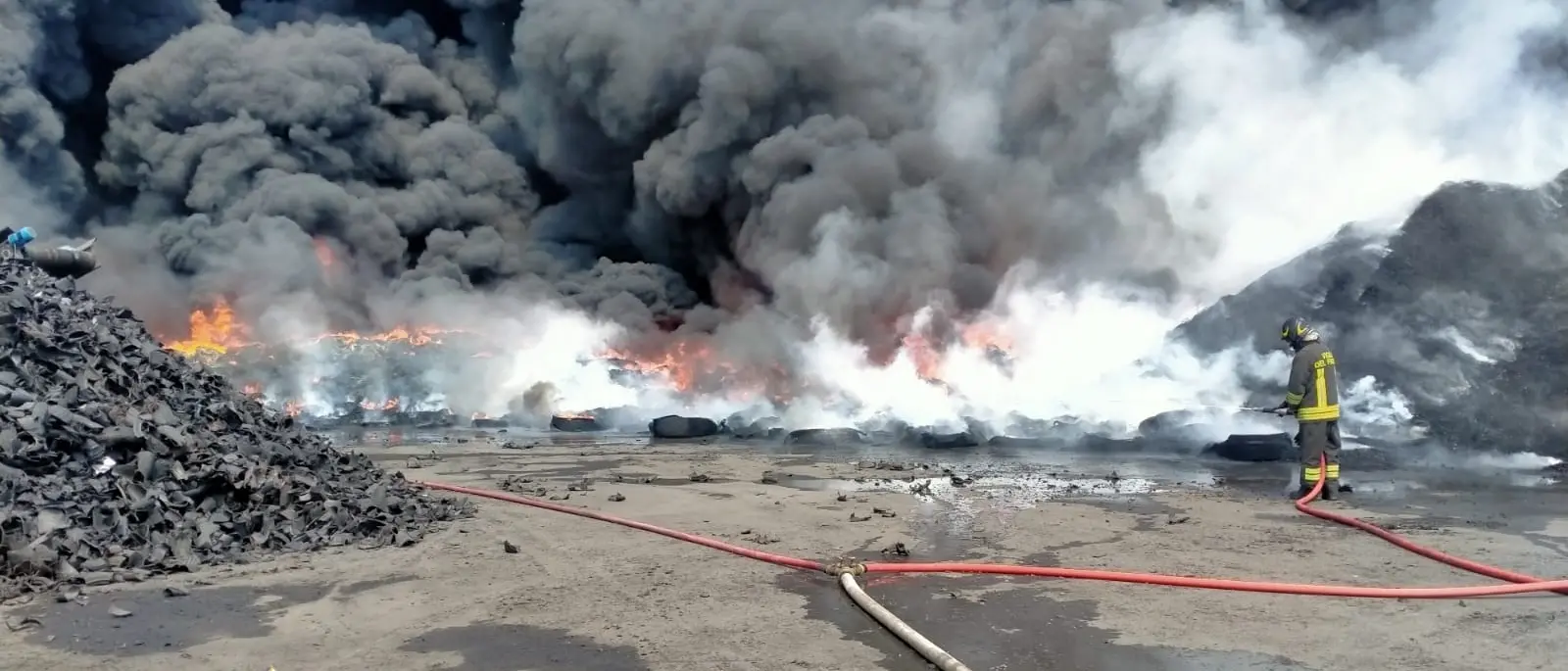 Maxi incendio ex Sir di Lamezia, Arpacal: picchi di sostanze tossiche, ecco cosa c’era nell’aria\n