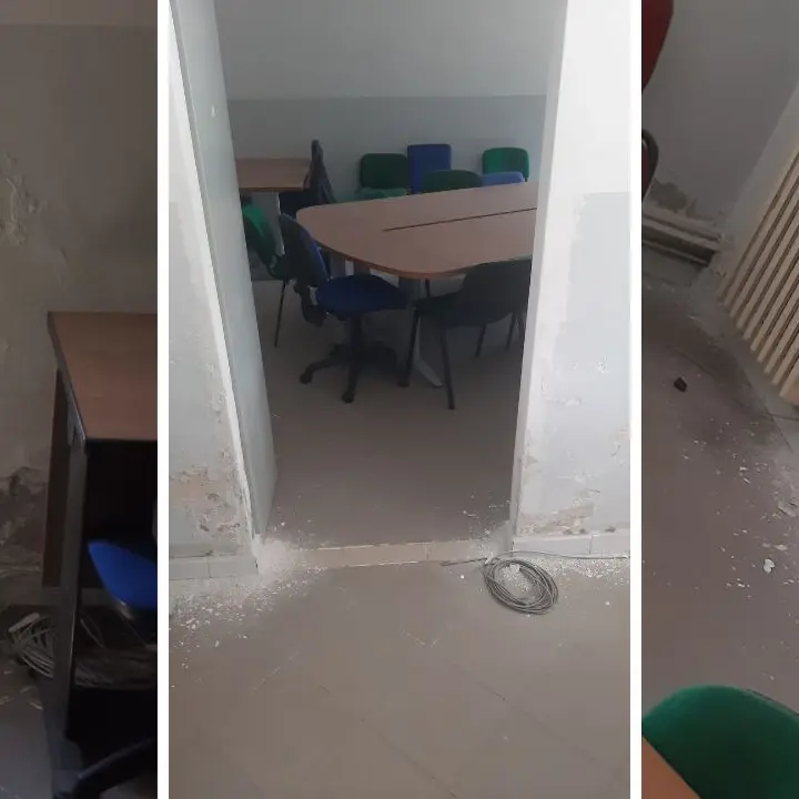 Il Centro comunale di Serra per le emergenze nel degrado, la denuncia di Tassone: «Senza telefono e Internet, tra muffa e calcinacci»\n