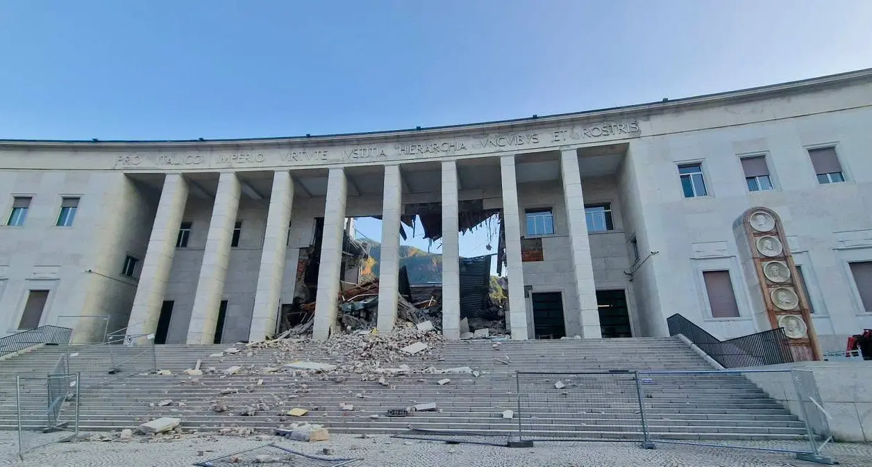 Bolzano, cede il tetto del tribunale: boato all'alba e maxi intervento dei soccorsi\n
