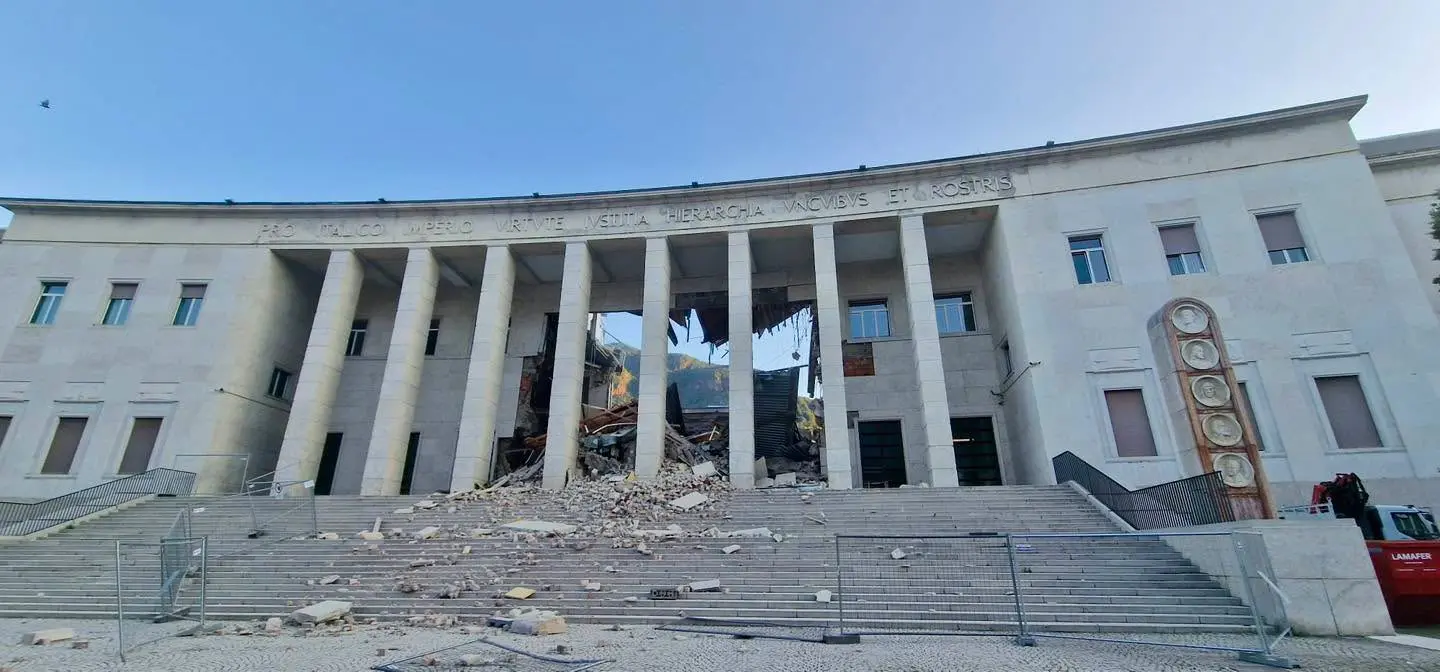 Bolzano, cede il tetto del tribunale: boato all'alba e maxi intervento dei soccorsi\n
