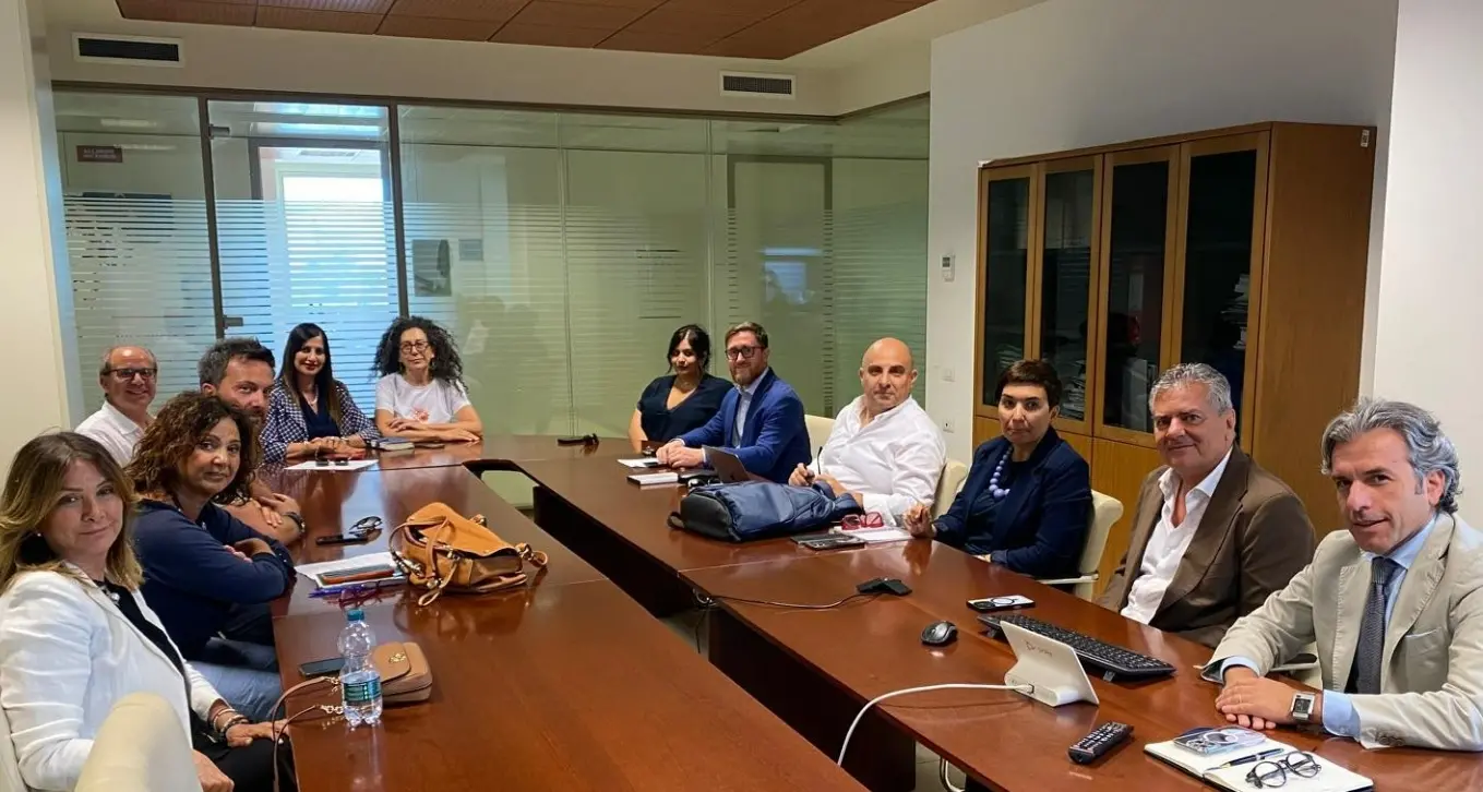 Alloggi di edilizia sociale, la Regione coinvolge i Comuni calabresi più popolosi: al via il piano per recuperare immobili dismessi\n