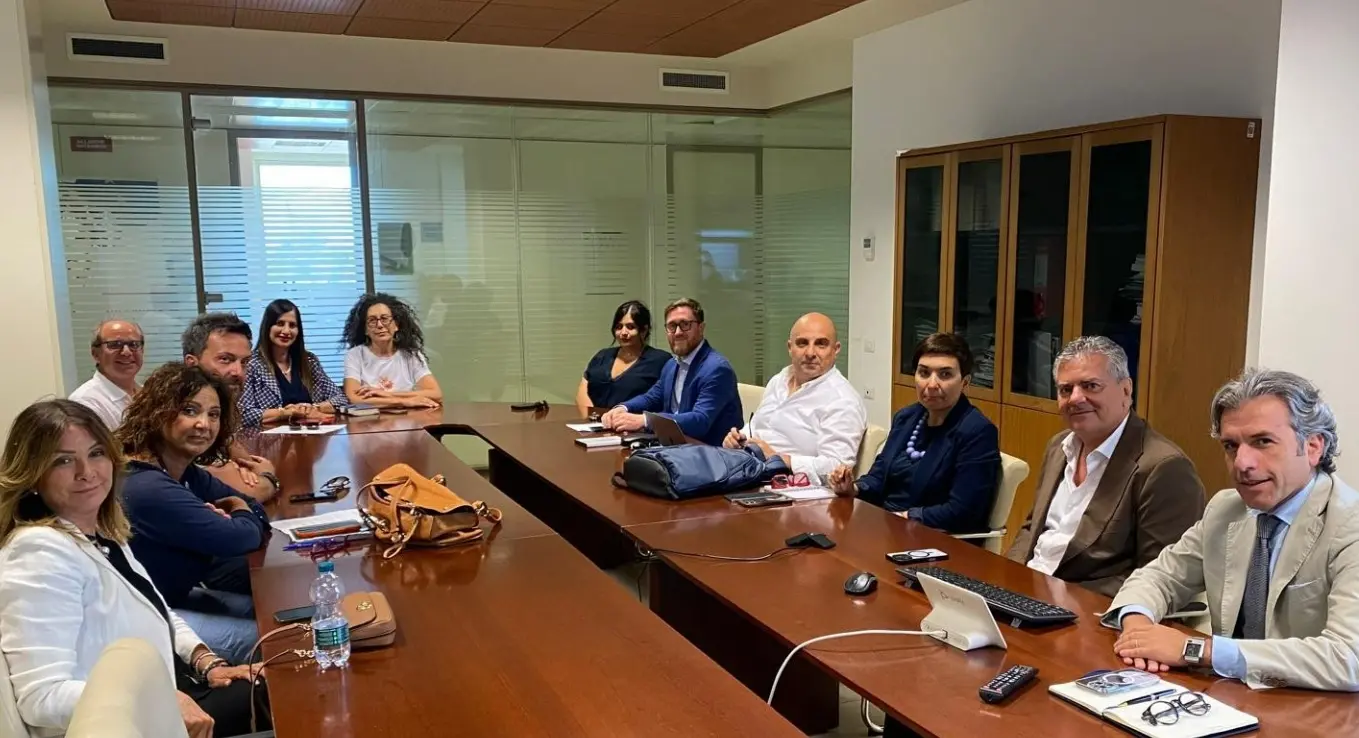 Alloggi di edilizia sociale, la Regione coinvolge i Comuni calabresi più popolosi: al via il piano per recuperare immobili dismessi\n