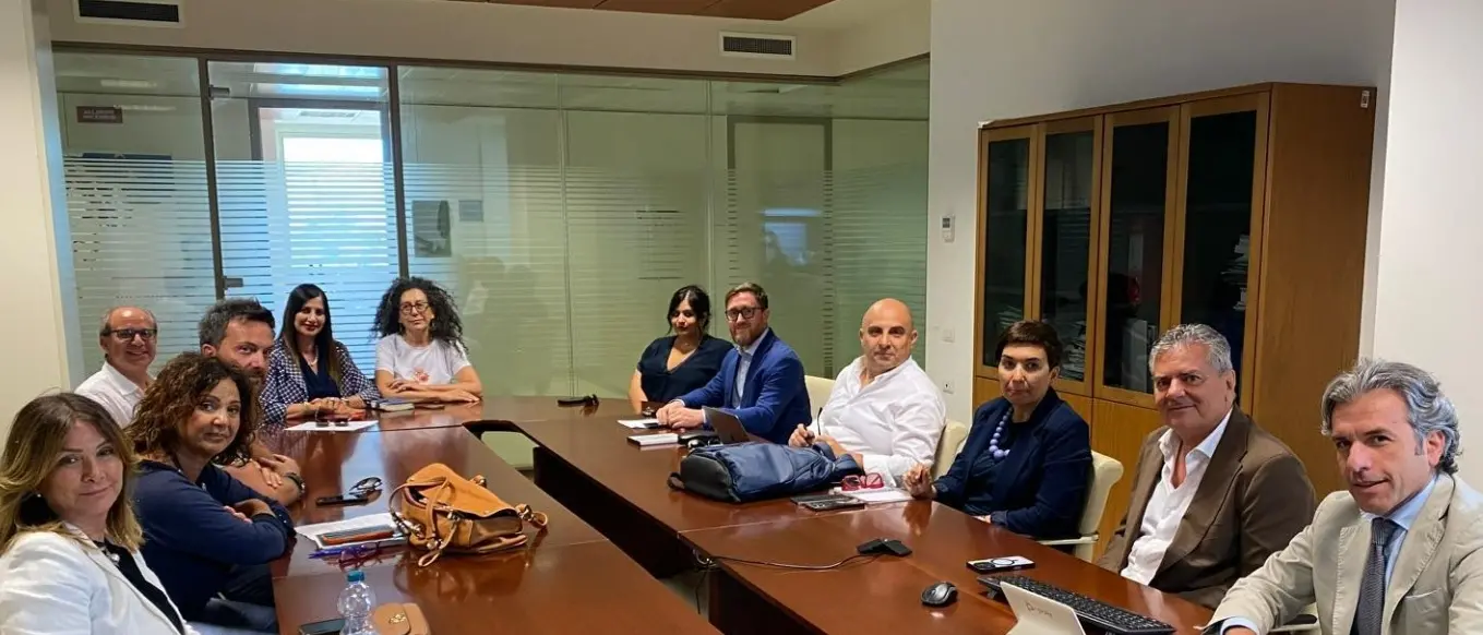 Alloggi di edilizia sociale, la Regione coinvolge i Comuni calabresi più popolosi: al via il piano per recuperare immobili dismessi\n