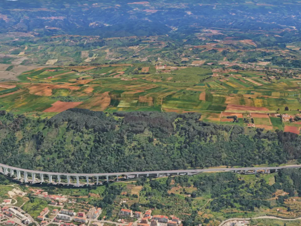 Fotovoltaico sugli Scrisi, anche Archeoclub Calabria dice No: «Non solo il grano Rosìa da tutelare, qui reperti dal Paleolitico»