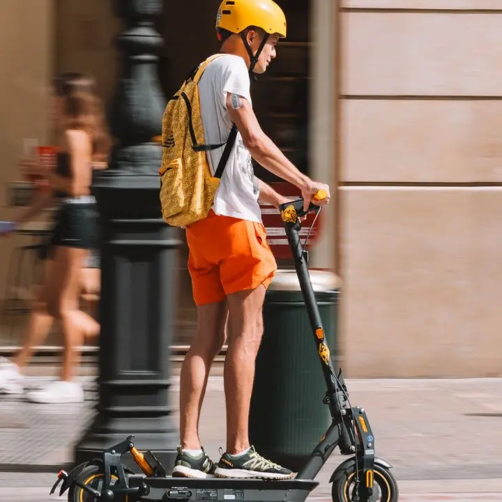 <p>Monopattini, cambia tutto: assicurazione obbligatoria, casco e multe fino a 400 euro per chi non è in regola</p>