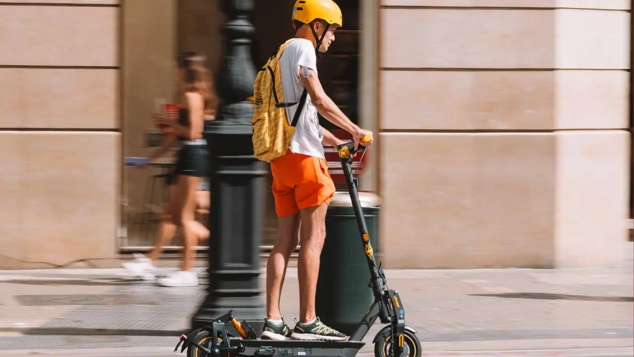 <p>Monopattini, cambia tutto: assicurazione obbligatoria, casco e multe fino a 400 euro per chi non è in regola</p>