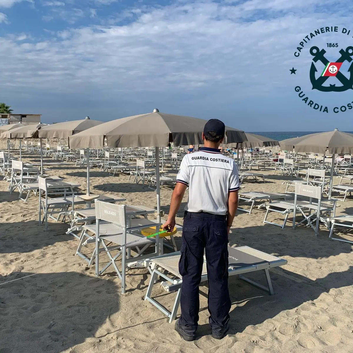 Cirò Marina, lido occupa 375 metri di spiaggia pubblica: titolare denunciato dalla Guardia Costiera\n