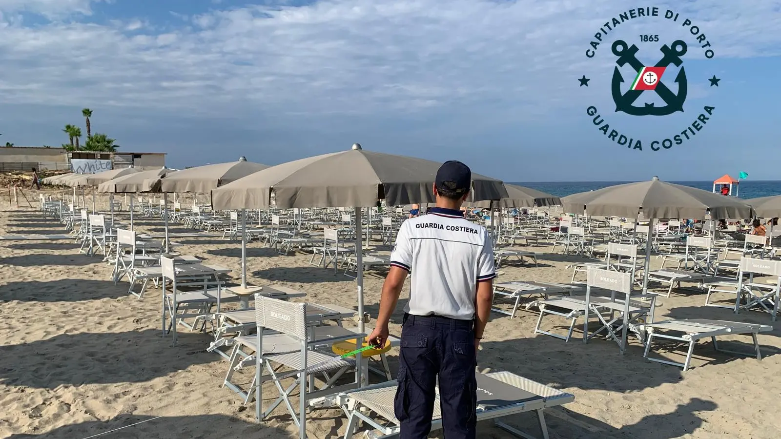 Cirò Marina, lido occupa 375 metri di spiaggia pubblica: titolare denunciato dalla Guardia Costiera\n