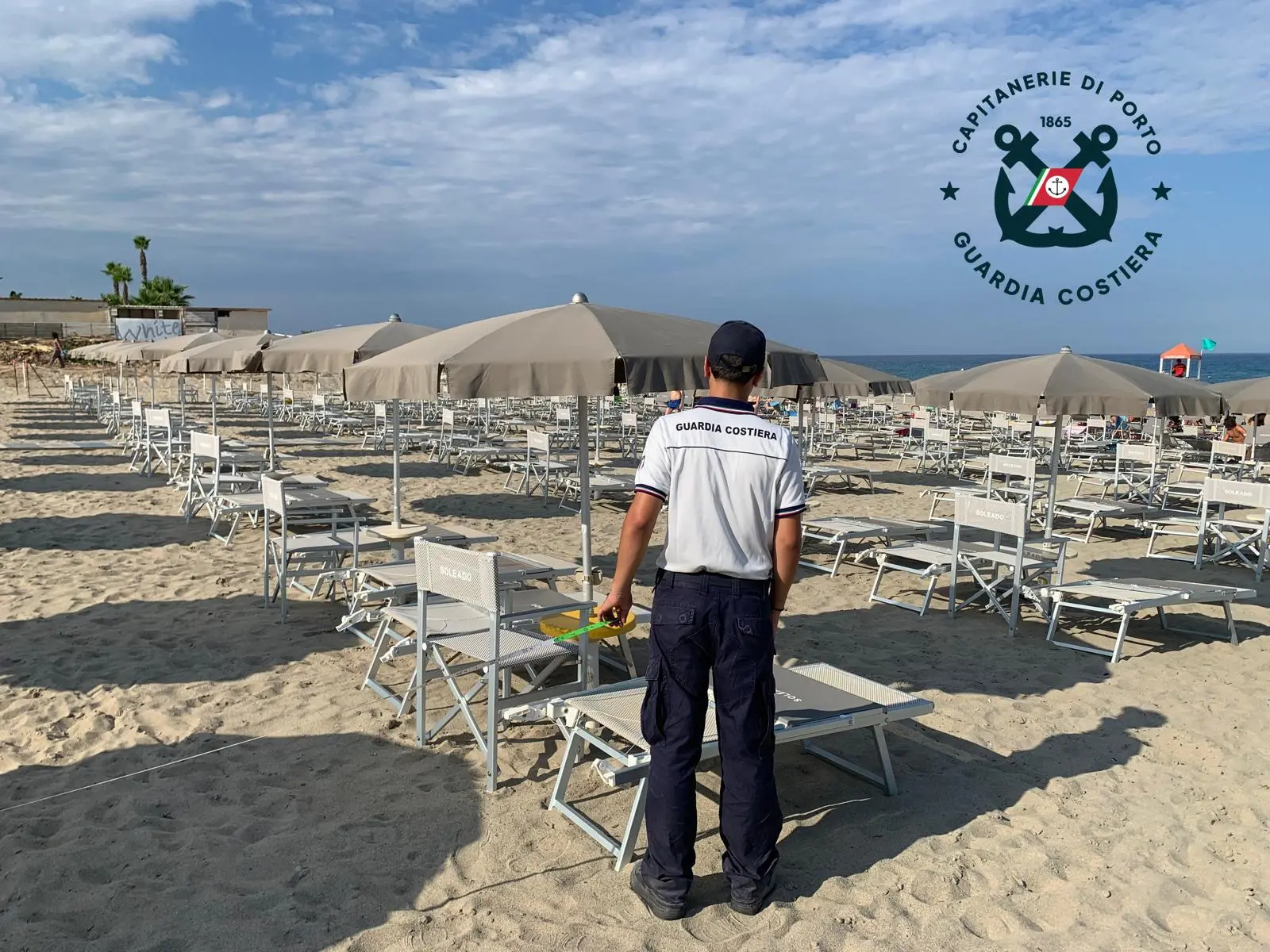 Cirò Marina, lido occupa 375 metri di spiaggia pubblica: titolare denunciato dalla Guardia Costiera\n