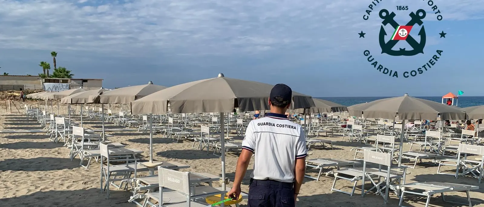 Cirò Marina, lido occupa 375 metri di spiaggia pubblica: titolare denunciato dalla Guardia Costiera\n