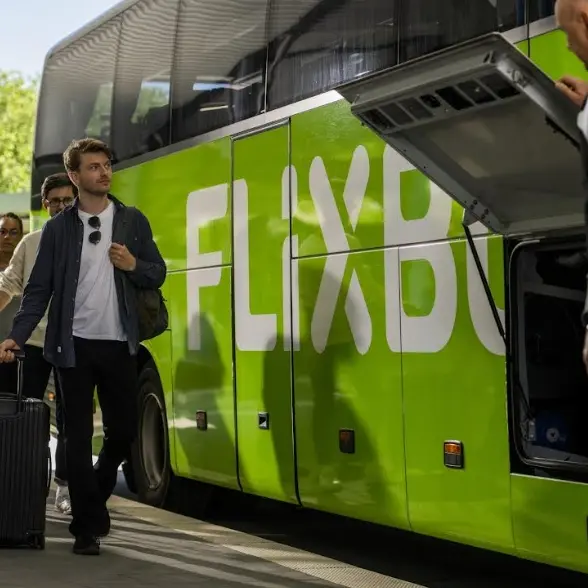 FlixBus rafforza i collegamenti con la Calabria: più corse verso aeroporti, mare e città\n