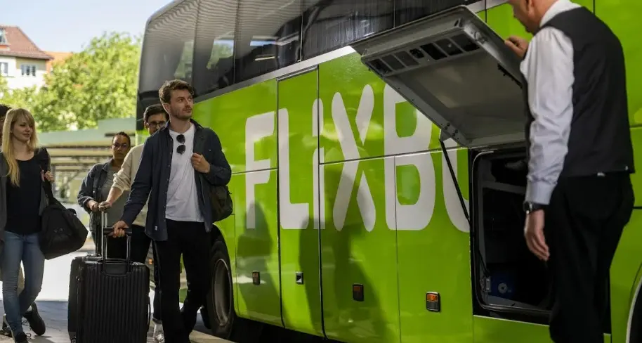 FlixBus rafforza i collegamenti con la Calabria: più corse verso aeroporti, mare e città\n