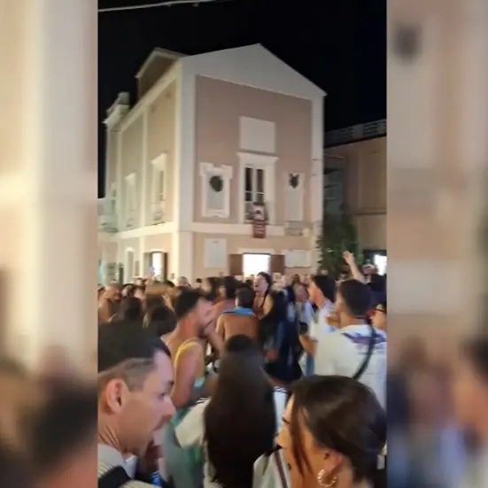 <p>Mondiali, l’Argentina vola in finale: esplode la festa nelle piazze calabresi -Video</p>