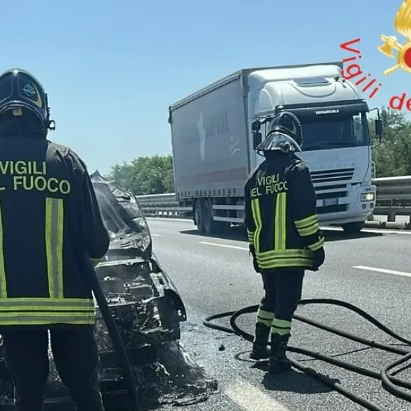 Auto in fiamme sull'A2 tra Lamezia e Falerna, traffico rallentato: illesi gli occupanti\n