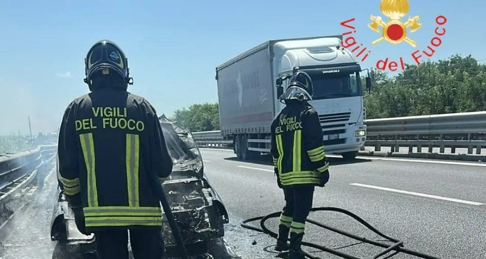 Auto in fiamme sull'A2 tra Lamezia e Falerna, traffico rallentato: illesi gli occupanti\n
