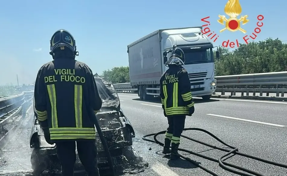 Auto in fiamme sull'A2 tra Lamezia e Falerna, traffico rallentato: illesi gli occupanti\n