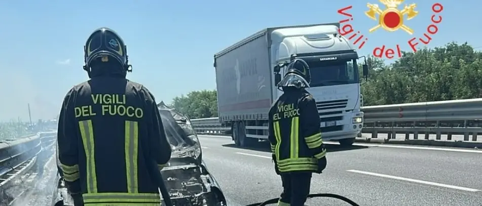 Auto in fiamme sull'A2 tra Lamezia e Falerna, traffico rallentato: illesi gli occupanti\n