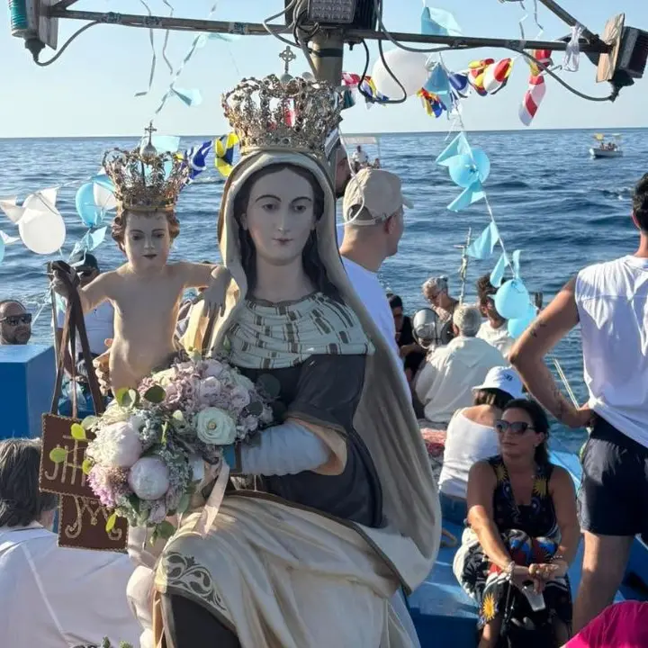 Tra fede e tradizione, Briatico celebra la Madonna del Carmelo: in mare la processione dei pescatori\n