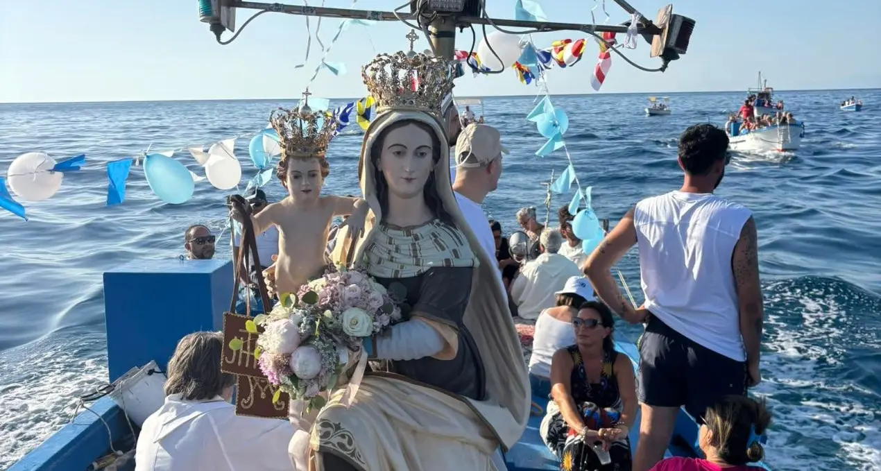 Tra fede e tradizione, Briatico celebra la Madonna del Carmelo: in mare la processione dei pescatori\n