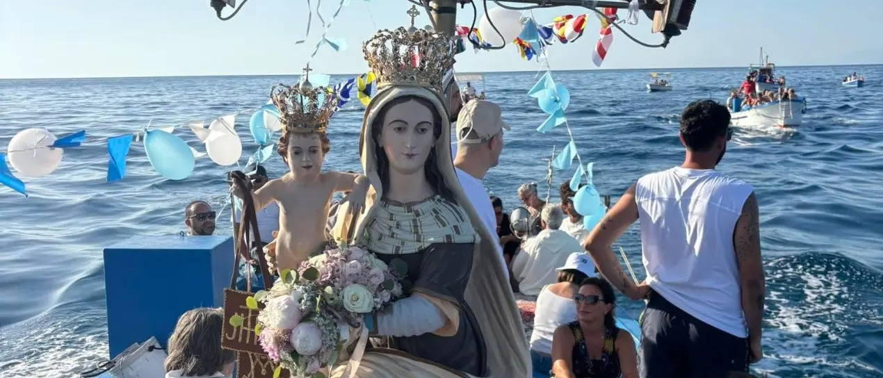 Tra fede e tradizione, Briatico celebra la Madonna del Carmelo: in mare la processione dei pescatori\n