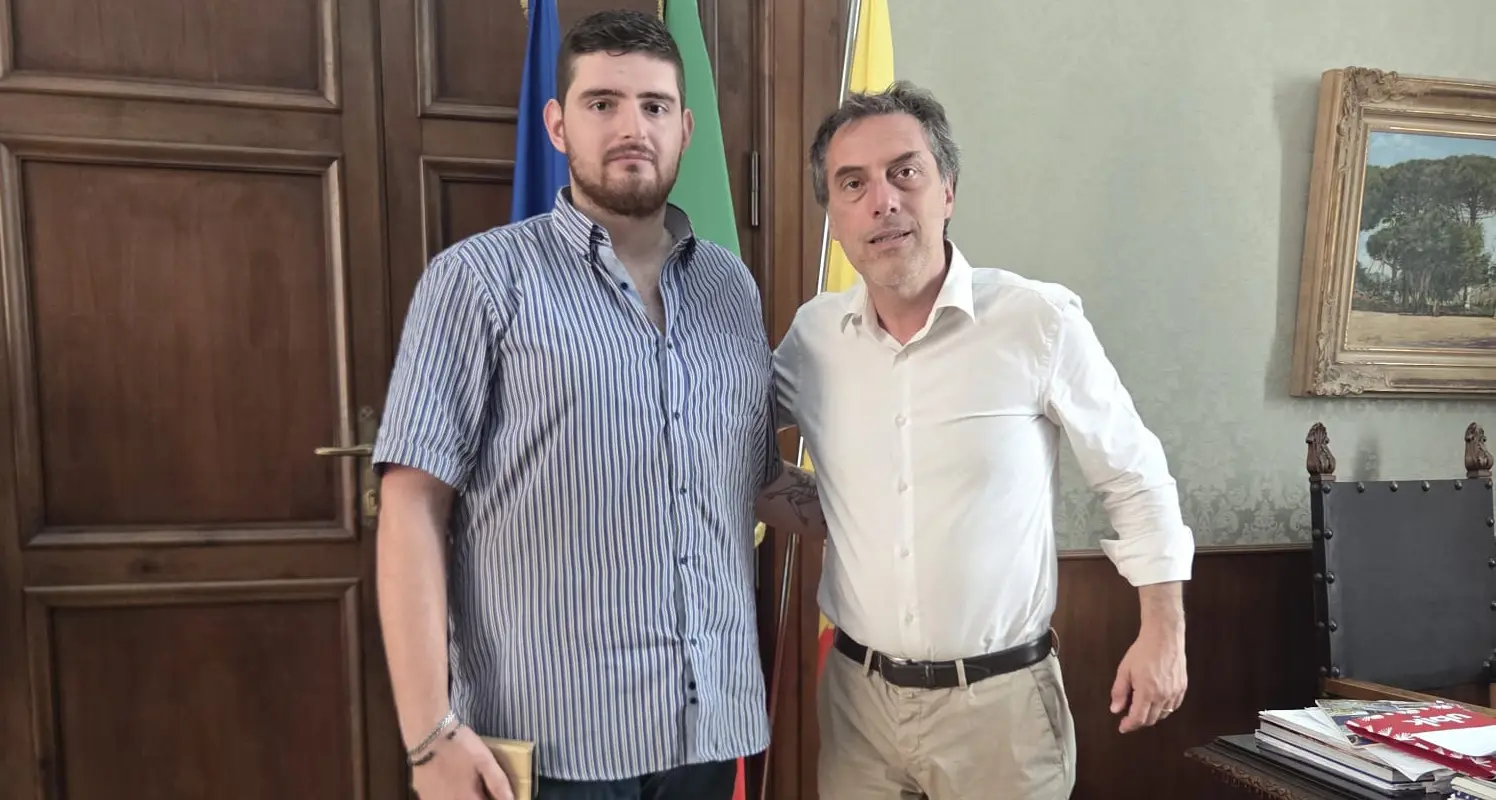 Catanzaro,\u00A0Fiorita incontra il commerciante Antonio Rotundo: «Massima vicinanza e sostegno a chi investe nel cuore della città»\n