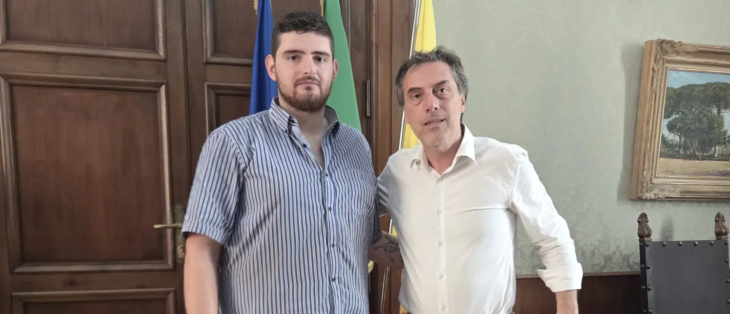 Catanzaro,\u00A0Fiorita incontra il commerciante Antonio Rotundo: «Massima vicinanza e sostegno a chi investe nel cuore della città»\n