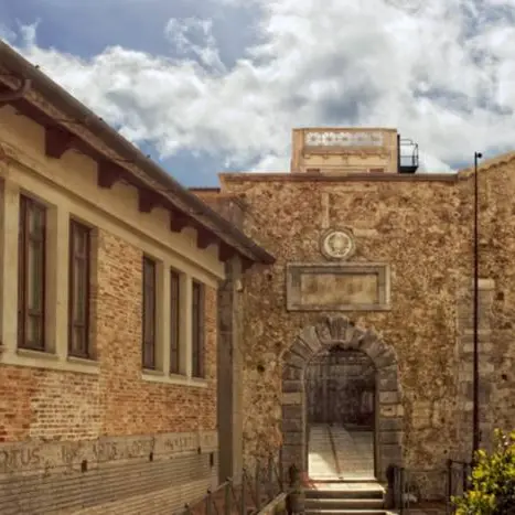 Polemiche sulla biblioteca (non funzionante) a Palazzo Santa Chiara, il dirigente comunale: «Assenti per malattia le uniche dipendenti. Pronti a garantire continuità»\n
