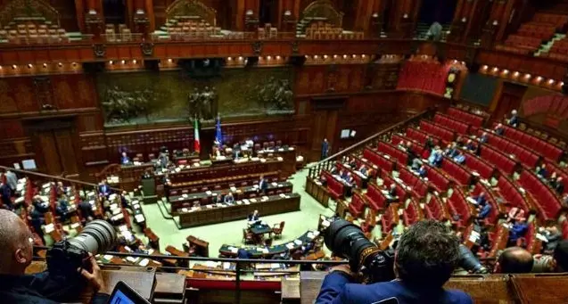 Voto fuorisede, la Camera approva all'unanimità: cosa cambia per 5 milioni di elettori\n