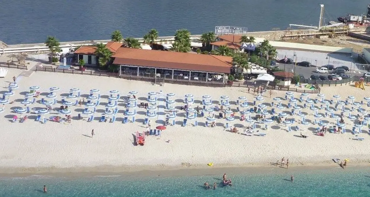 Vibo Marina, chiuso il lido La Rada dopo un controllo dei carabinieri: contestata la titolarità della concessione demaniale\n