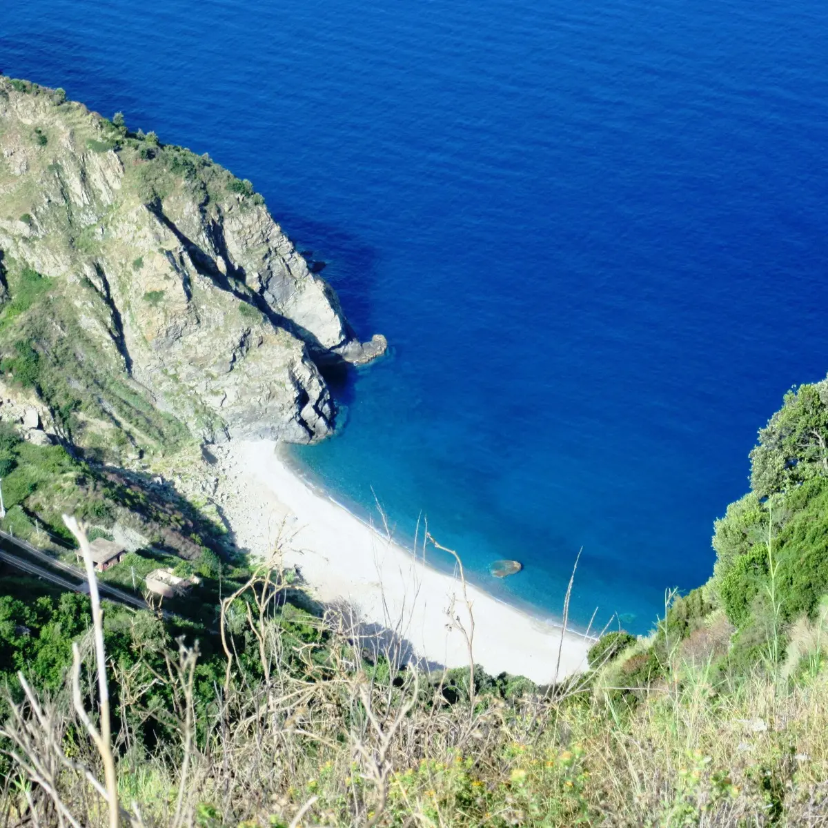Cala Janculla, il paradiso segreto della Calabria: qui sulla Costa Viola\u00A0l’Aspromonte si tuffa nel mare cristallino\n