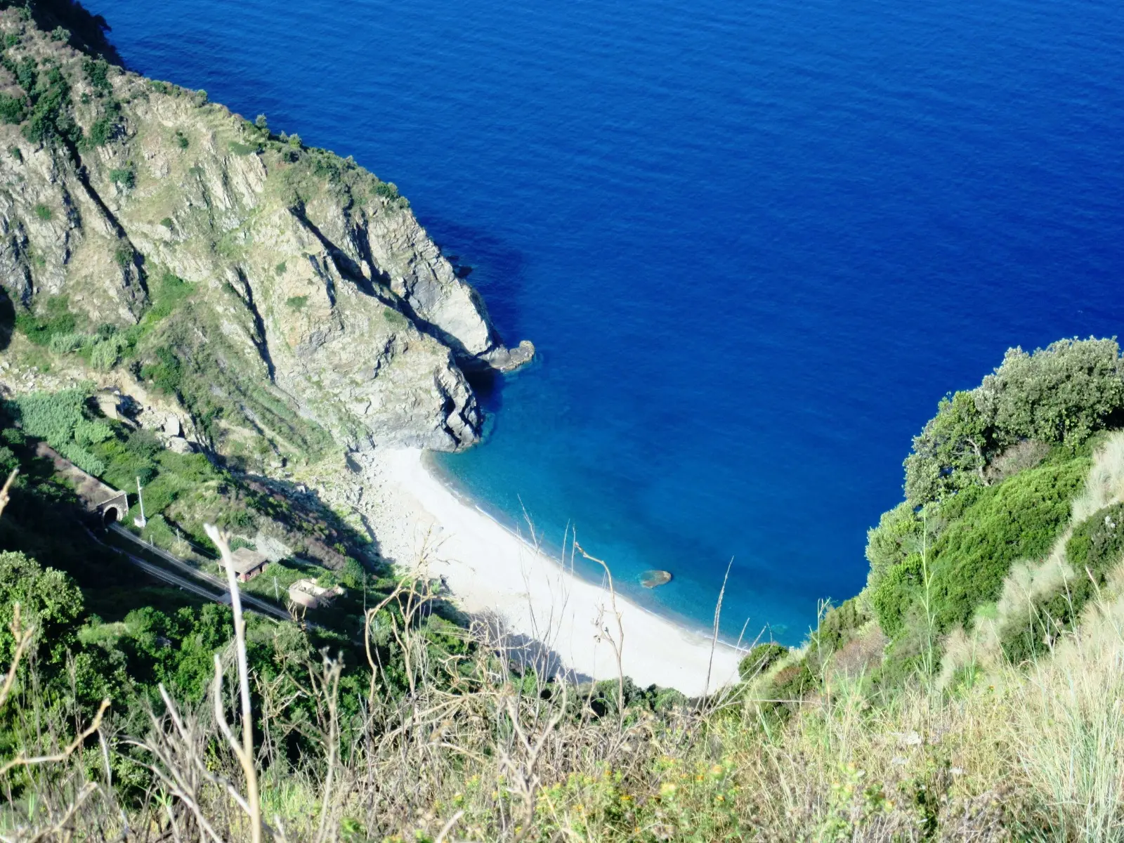 Cala Janculla, il paradiso segreto della Calabria: qui sulla Costa Viola\u00A0l’Aspromonte si tuffa nel mare cristallino\n