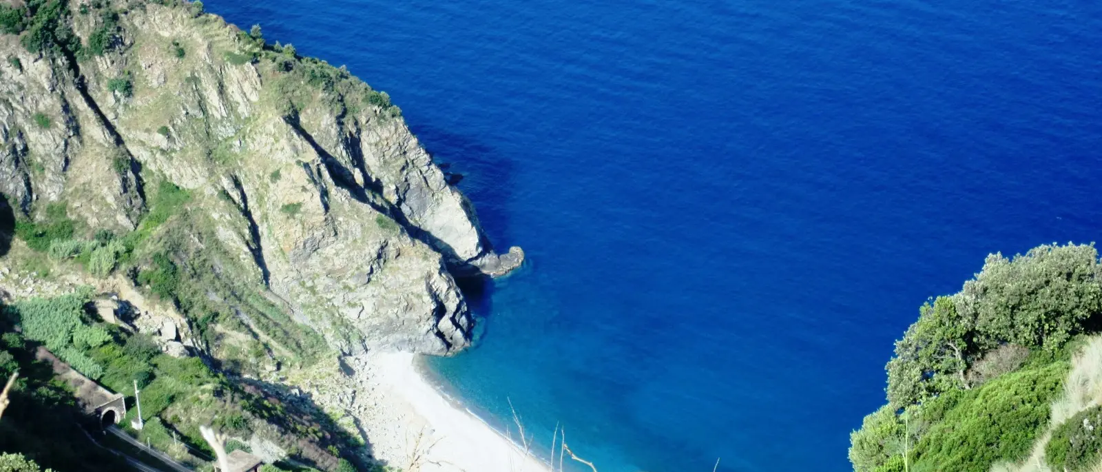 Cala Janculla, il paradiso segreto della Calabria: qui sulla Costa Viola\u00A0l’Aspromonte si tuffa nel mare cristallino\n