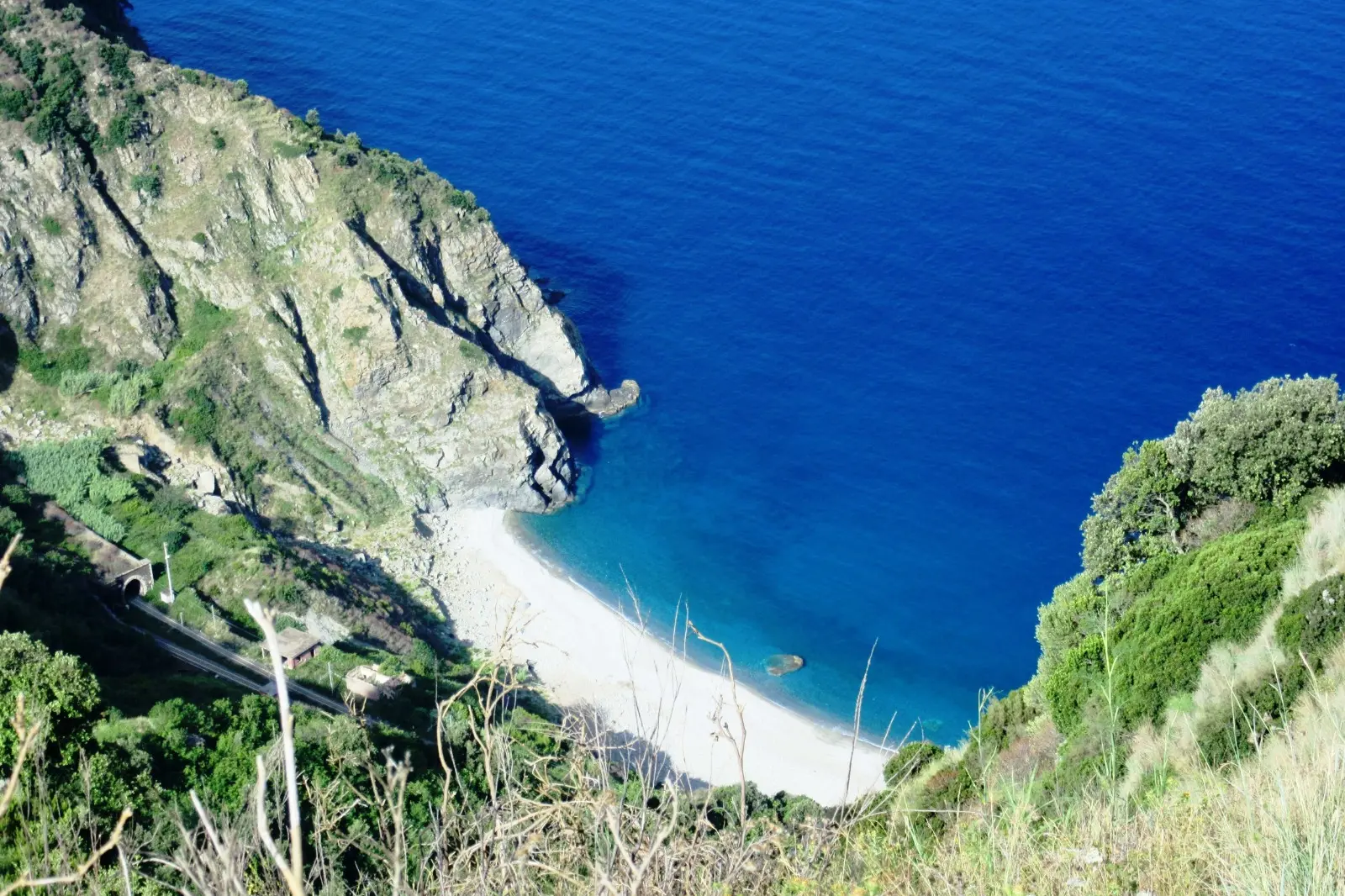 Cala Janculla, il paradiso segreto della Calabria: qui sulla Costa Viola\u00A0l’Aspromonte si tuffa nel mare cristallino\n