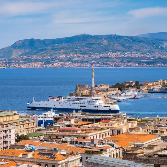 Incidente al porto di Messina, traghetto contro la banchina in fase di attracco: diversi feriti\n