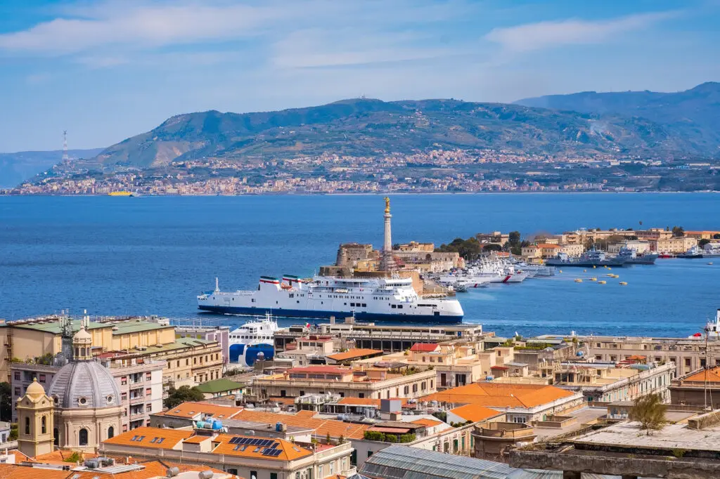 Incidente al porto di Messina, traghetto contro la banchina in fase di attracco: diversi feriti\n