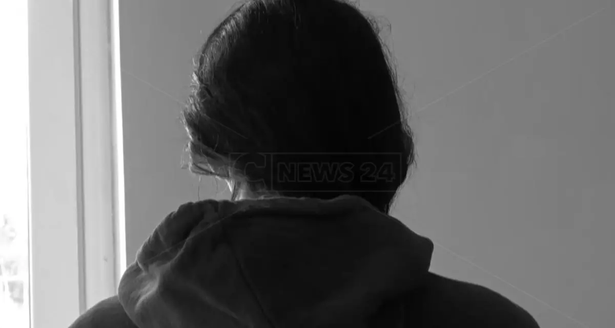<p><span style=\"color:hsl(0, 75%, 60%);\">La ragazza di Seminara </span>dall’incubo dello stupro alla rinascita: «Torno in Calabria a testa alta grazie al mio amore»</p>